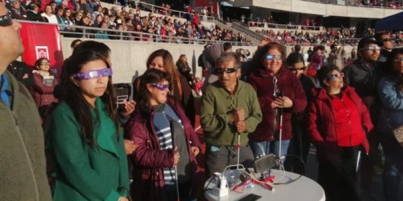 Personas siguiendo el eclipse de Chile en 2019