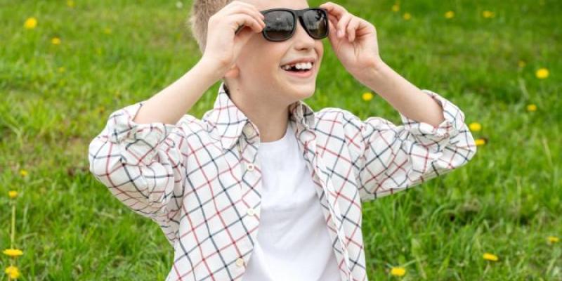 Un niño con gafas protectoras observa un eclipse 