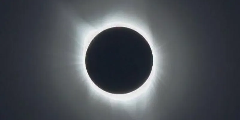 Otro eclipse total captado por Sánchez con una cámara especial