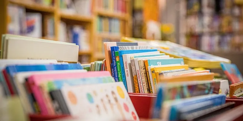 Imagen de Libros, Biblioteca y Estantería. De uso gratuito.