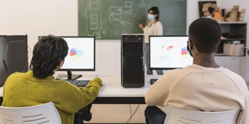 Varias personas durante una clase en un aula de informática