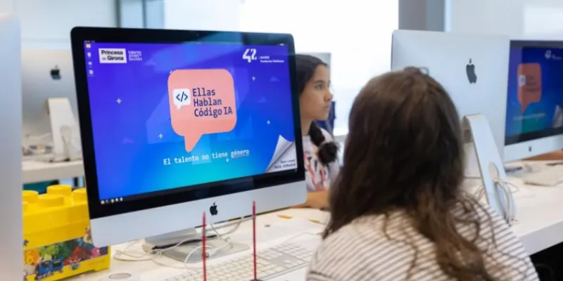 Chicas utilizando Ellas Hablan Código IA