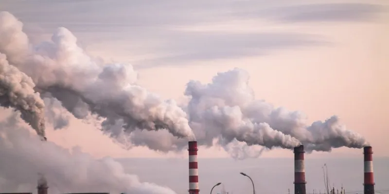 Chimeneas expulsan emisiones contaminantes 
