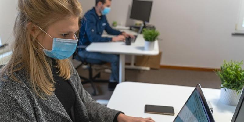Mujer trabajando en una oficina