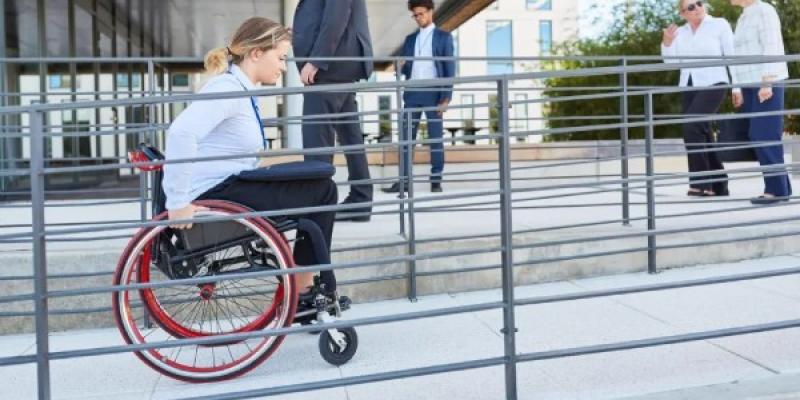 Una joven en silla de ruedas.