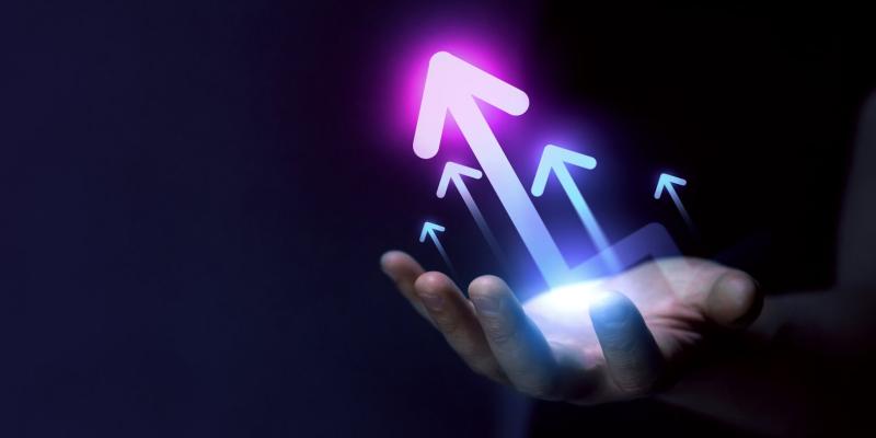 Mano de una persona generada por inteligencia artificial sujetando una flecha hacia arriba