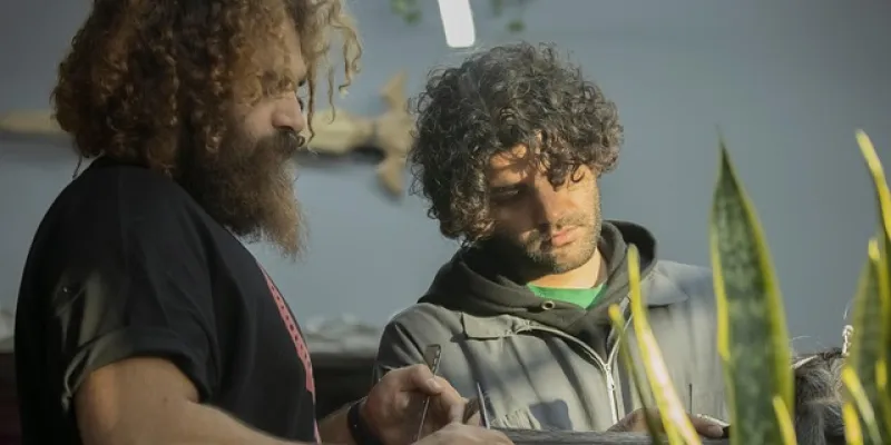 Dos jóvenes trabajando
