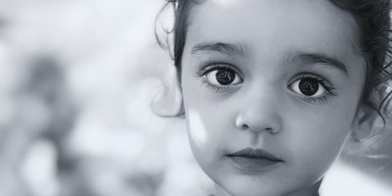 Niño con ojos muy grandes