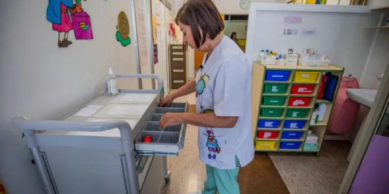 enfermera Paloma González en su consulta en el centro escolar Marqués de Vallejo
