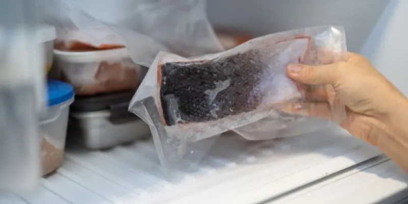 Ejemplo de pescados congelados en envases de plástico