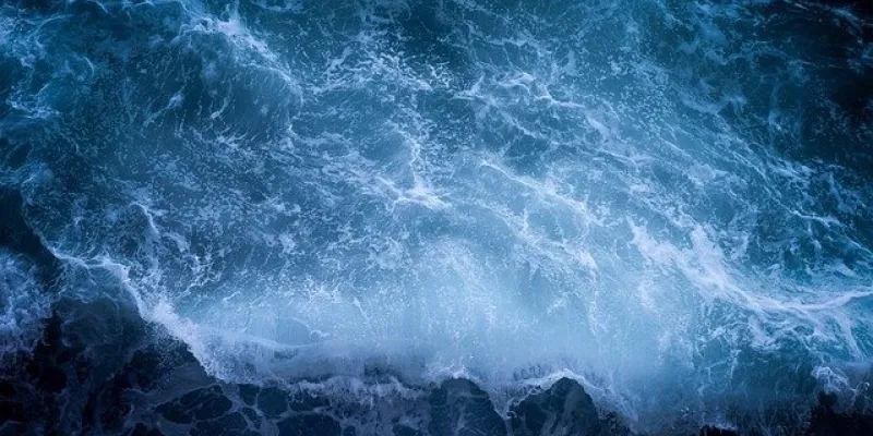 Olas del mar por la noche