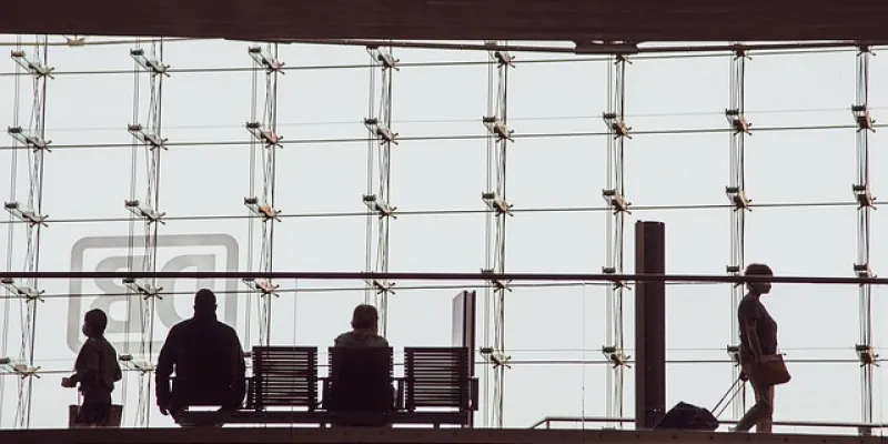 Pasajeros esperando a su vuelo en un aeropuerto