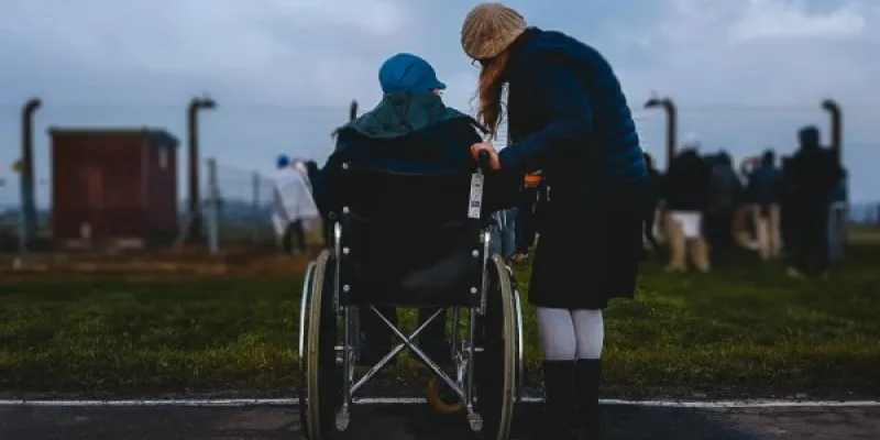 Mujer en silla de ruedas con esclerosis múltiple