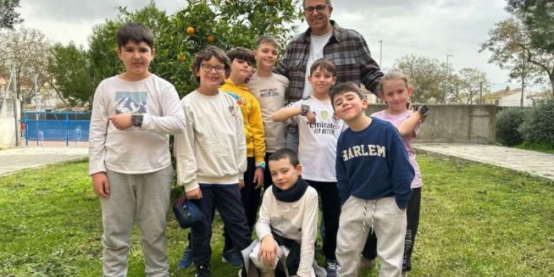 Ocho alumnos de Jerez de la Frontera que han creado la pulsera junto a su profesor. 