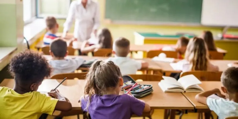 Imagen de archivo de niños dando clase en un colegio.