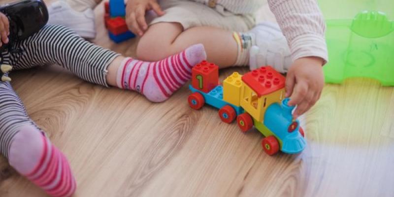 Menores jugando con un tren en la escuela infantil