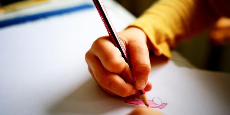 Chica escribiendo un texto en la escuela