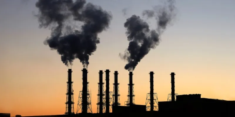 Humo saliendo de las chimeneas de una industria 