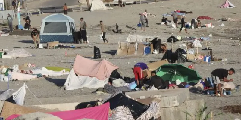 Varios migrantes permanecen este lunes acampados en la playa de El Trampolín de Ceuta