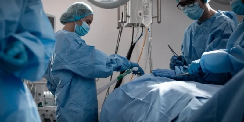 Un equipo de sanitarios en un quirófano 