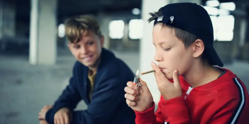 Jóvenes fumando tabaco