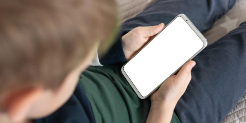 Menor con un teléfono móvil