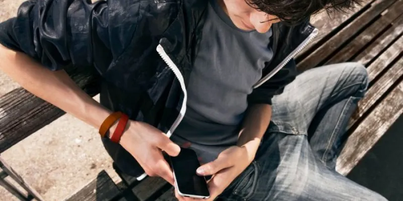 Joven usando un móvil