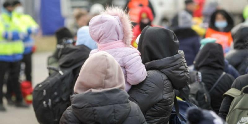 Personas pasan por un paso fronterizo o de control