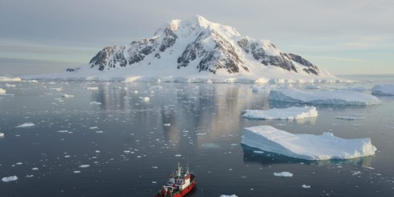 Un barco científico en aguas antárticas 