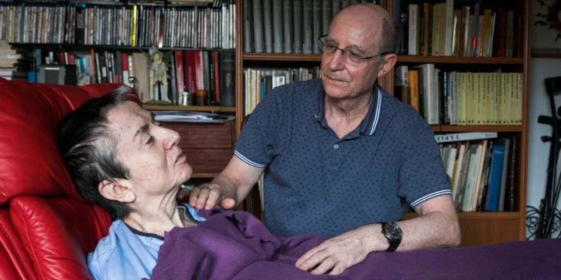 María José Carrasco y Ángel Hernández, en su casa en diciembre de 2018. Él facilitó el suicidio de ella ante la falta de una ley de eutanasia / CARLOS ROSILLO EL PAÍS