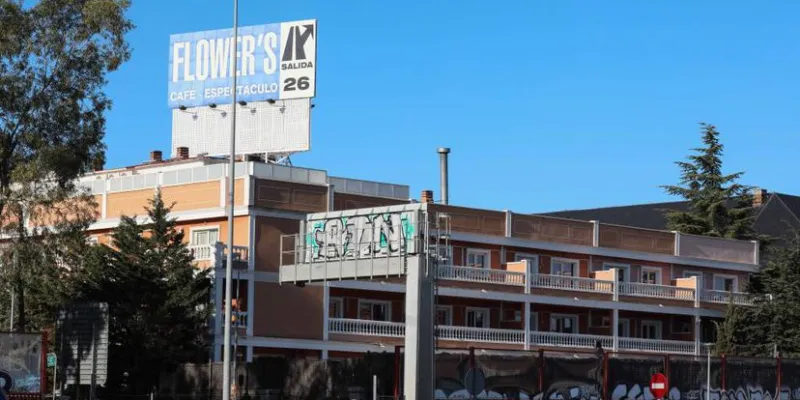La fachada del club de alterne Flower's, junto a la autovía A-6, a la altura de Las Rozas, en una imagen tomada el pasado diciembre. EL PAÍS / KIKE PARA