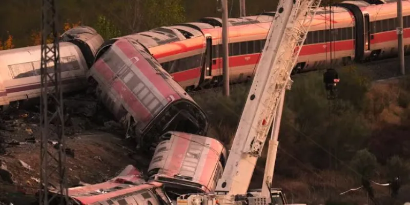 Los equipos de emergencias trabajan en el lugar del accidente de tren de Urda (Toledo)