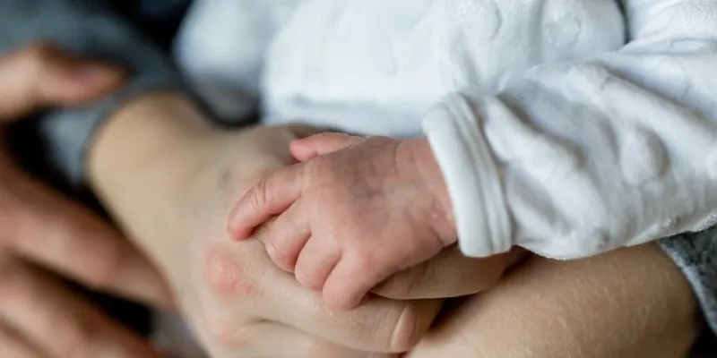 Manos de una mamá con su bebé