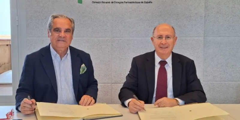 Los presidentes de los farmacéuticos y los fitoterapeutas tras firmar el acuerdo