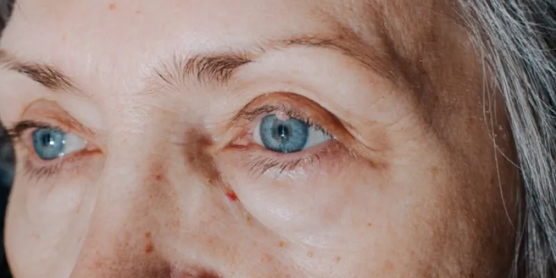 Una mujer nórdica mayor con ojos azules 