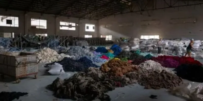 Montones de ropa en una fábrica