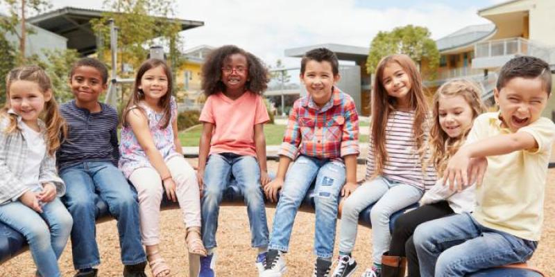 Niños en el patio de la escuela