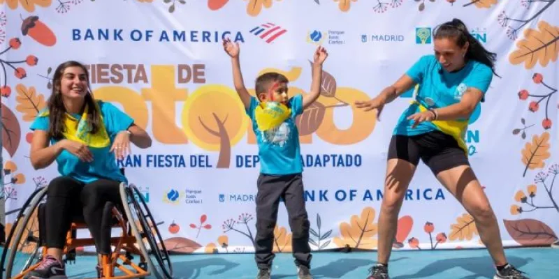 Participantes en la jornada practicando zumba 