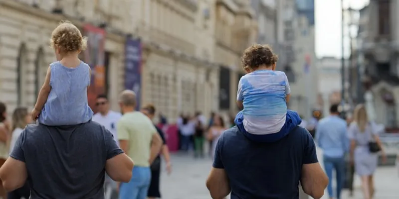 Dos padres paseando