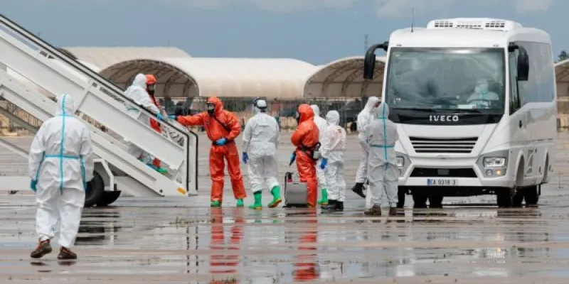 Pasajeros del crucero holandés se preparan para subir al avión