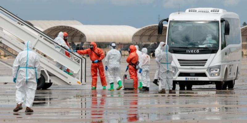 Pasajeros del crucero holandés se preparan para subir al avión