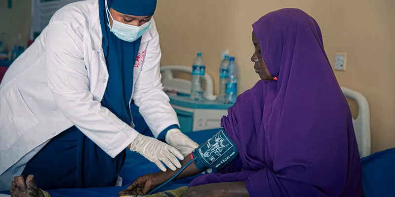 Un paciente que se recupera de una cirugía de reparación de fístula es examinado en el Hospital Dayniile de Mogadiscio, Somalia.