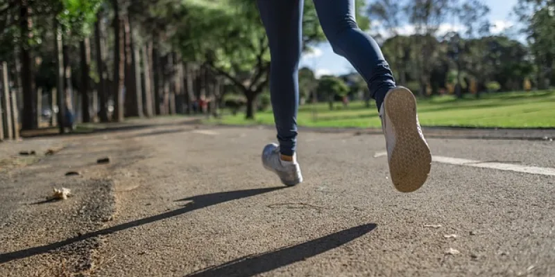 Piernas de una mujer corriendo 