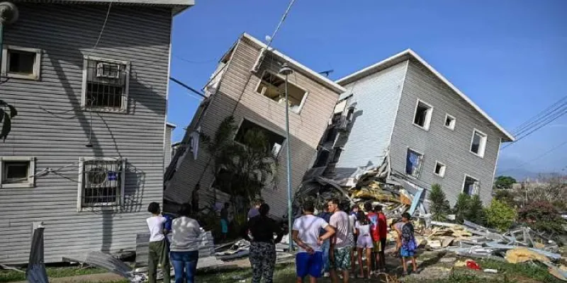 Varias personas observan las casas dañadas en La Guaira, a unos 30 kilómetros de Caracas. 