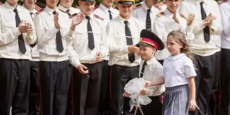 El arranque del curso para los cadetes en Ucrania comienza con una ofrenda ceremonial.