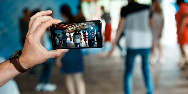 Imagen de una persona haciendo una foto con su teléfono móvil