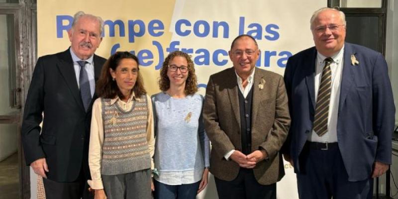 Participantes en la presentación de la campaña de prevención de las fracturas vertebrales