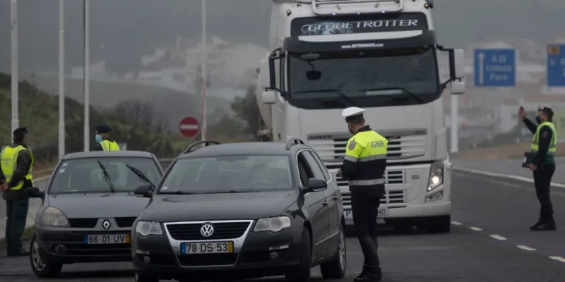 Control de la Policía Nacional entre Castro Marim (Algarve) y Ayamonte (Huelva) tras el cierre de la frontera entre España y Portugal, este viernes. PACO PUENTES / EL PAÍS