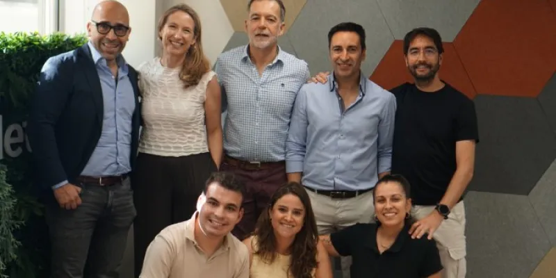 Foto de los participantes del evento tras la presentación de la guía