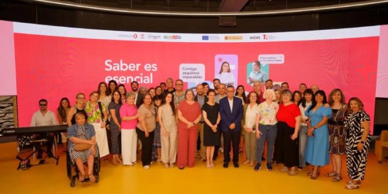 Foto de familia de la presentación del final del proyecto Esenciales de Fundación ONCE.